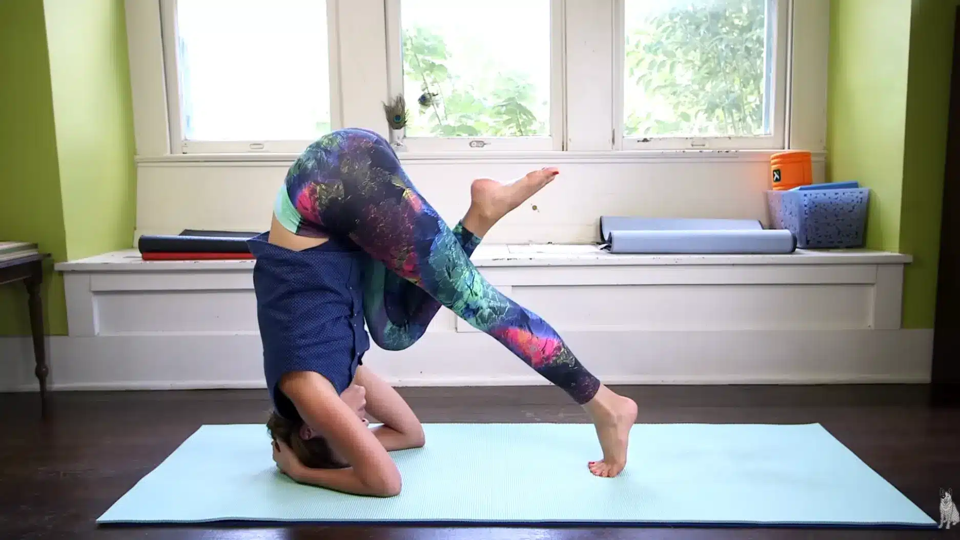beginner headstand tuck hold near the floor (2)