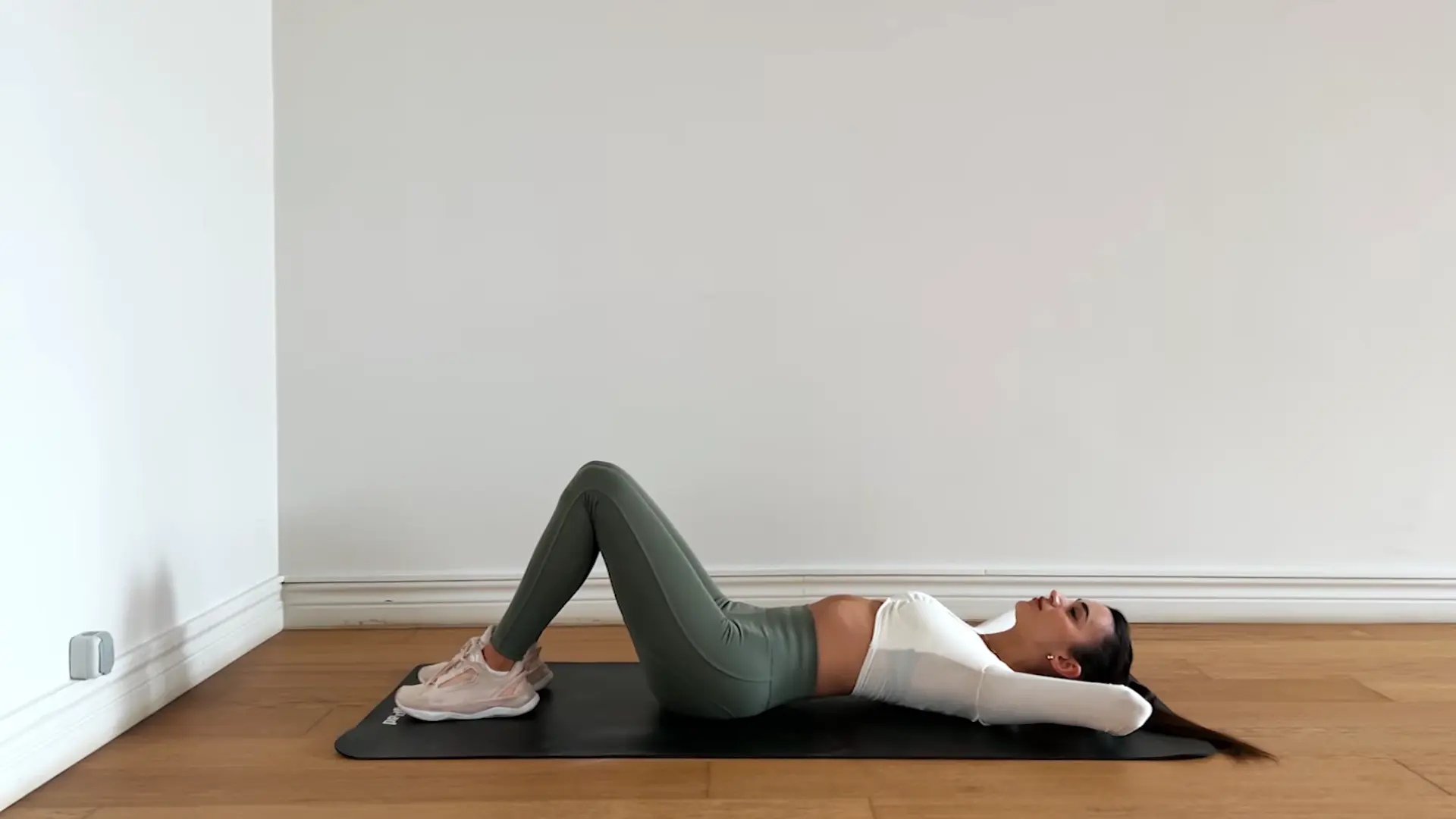 person breathing in before stomach vacuum with ribs and lower belly gently expanding